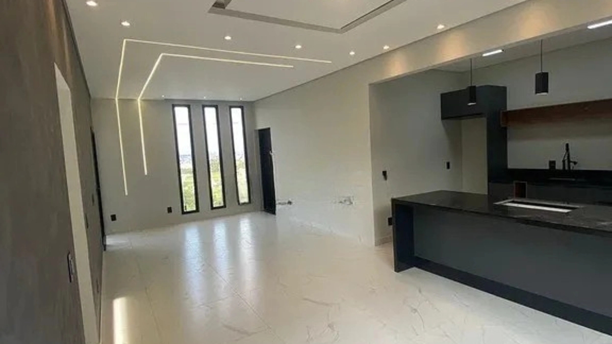 Foto de Imóvel com 3 quartos, suíte, sala ampla, cozinha funcional, área de serviço e garagem coberta. Localização privilegiada em Bragança Paulista, a 8 minutos do centro.