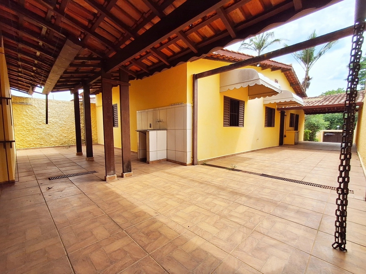 Foto de Casa térrea à venda no Jardim Primavera em Bragança Paulista. 3 dormitórios, suíte, edícula, área gourmet e 5 vagas. Próxima ao Lago do Taboão e Euroville.