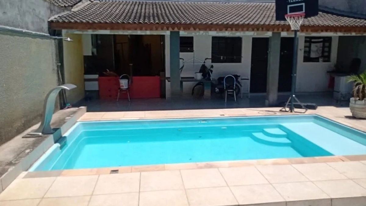 Foto de Conforto, lazer e privacidade em uma casa térrea com piscina no Jardim Vista Alegre