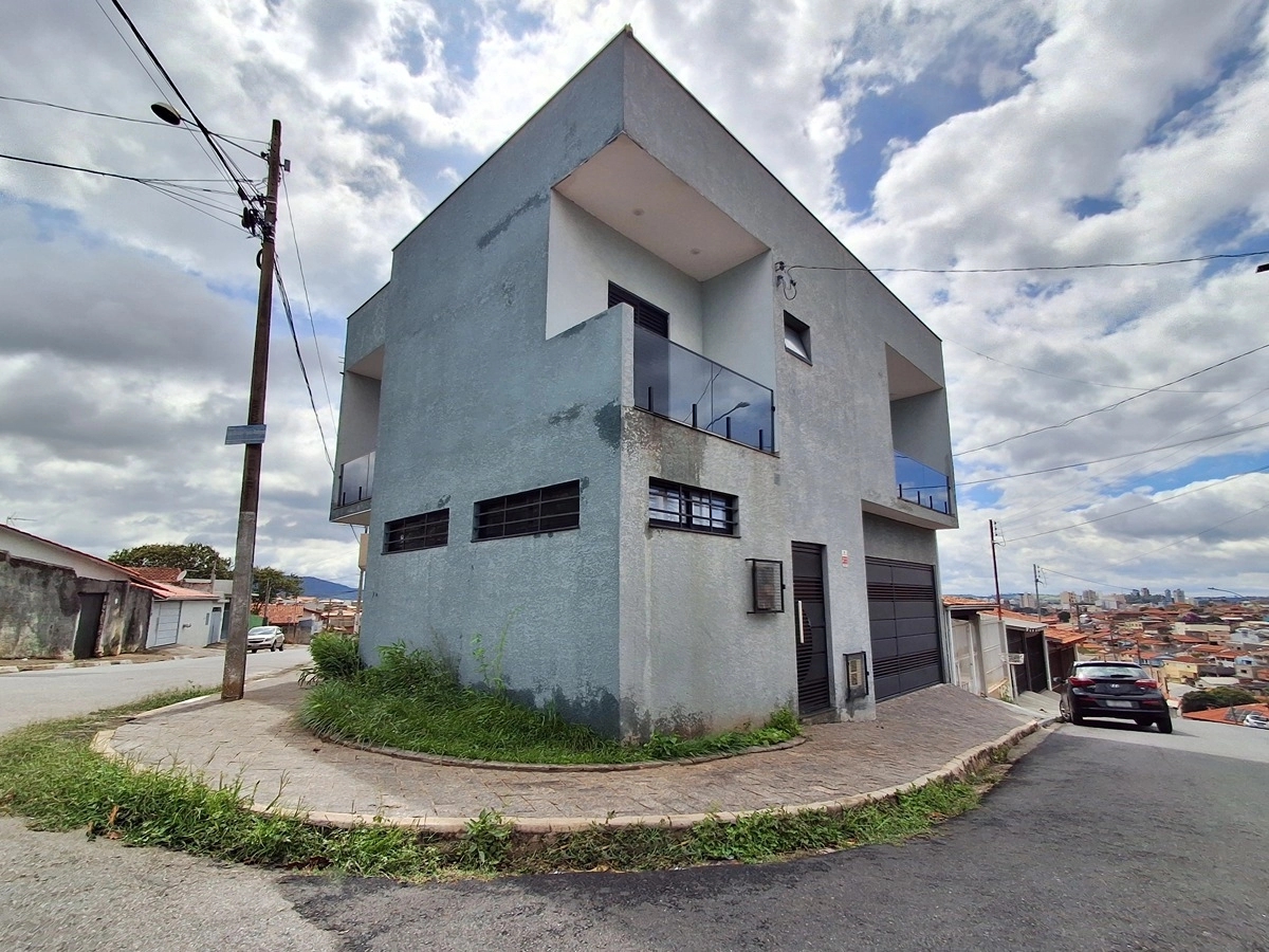 Foto de Sobrado à venda em Vila Garcia, Bragança Paulista SP. 3 suítes, 2 vagas, excelente localização. Aceita permuta e financiamento. Agende sua visita.