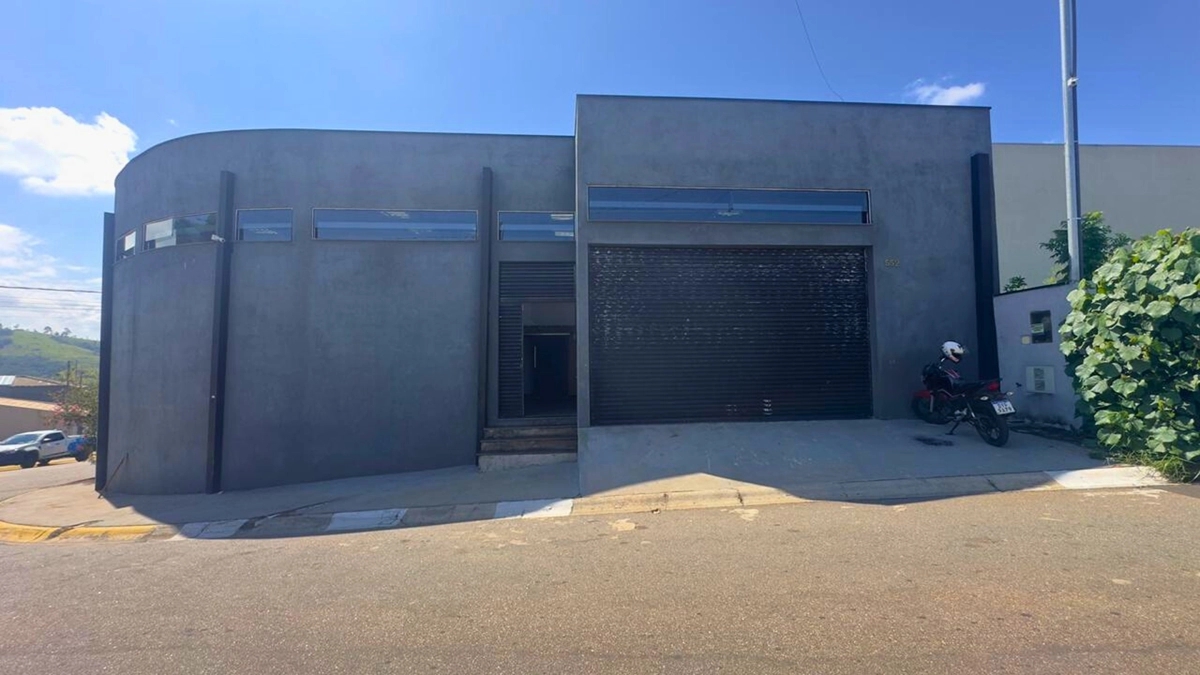 Foto de Galpão comercial à venda em Quinta dos Vinhedos, Bragança Paulista. 200m², ótima localização, acesso à rodovia e estrutura ideal para empresas.