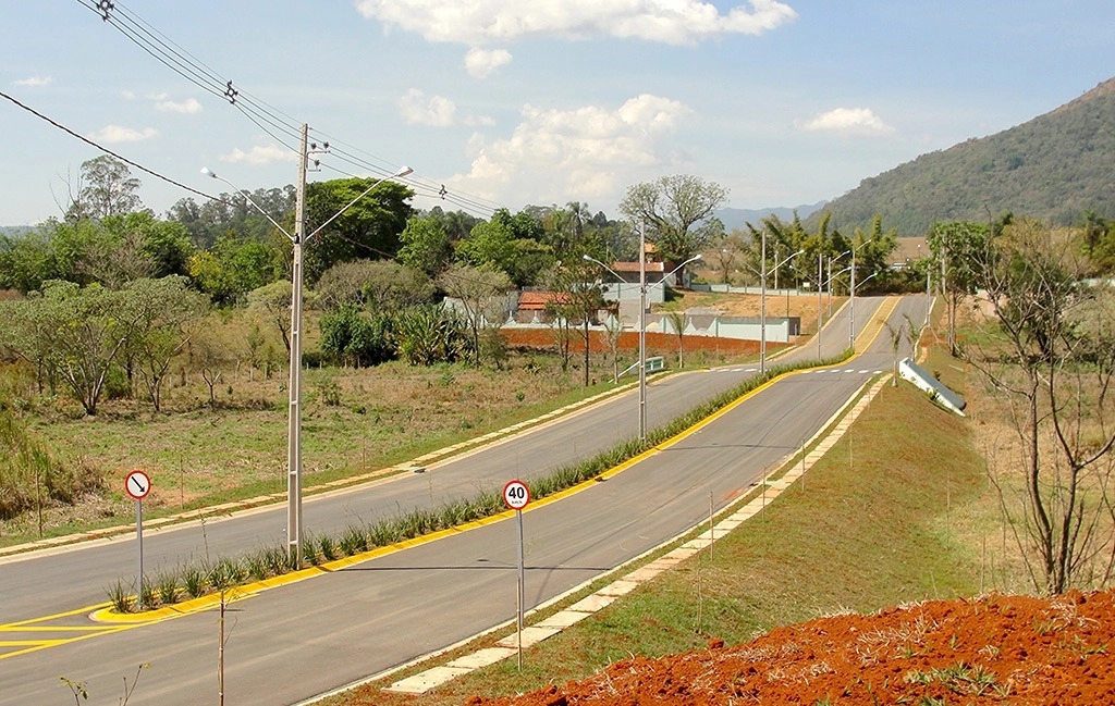 Foto de Residencial Alvorada em Bragança Paulista. Loteamento com ruas asfaltadas, entrada exclusiva e excelente localização. Aproveite as últimas unidades.