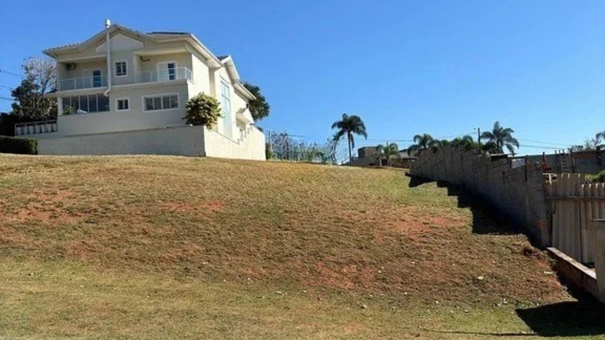 Foto de Terreno de 520m² no Portal Bragança em Bragança Paulista. Condomínio fechado com lazer completo, vista para os lagos e segurança 24 horas.