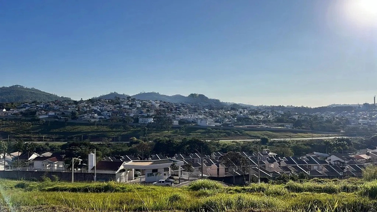Foto de Terreno pronto para construir no Jardim do Lago em Bragança Paulista. Rua tranquila, casas de alto padrão e acesso fácil a toda infraestrutura urbana.