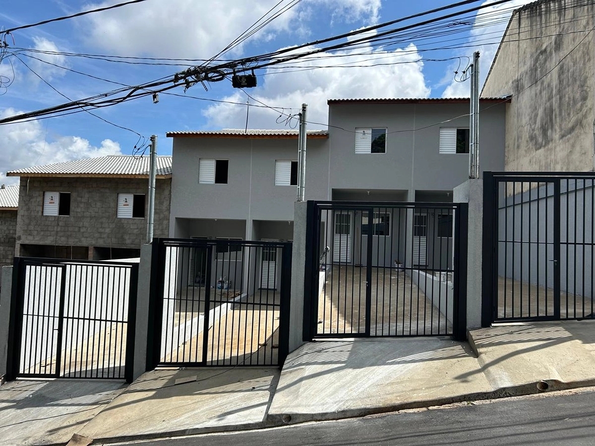 Foto de Sobrado à venda na Vila Aparecida em Bragança Paulista com 2 dormitórios, quintal, garagem e financiamento Minha Casa Minha Vida.