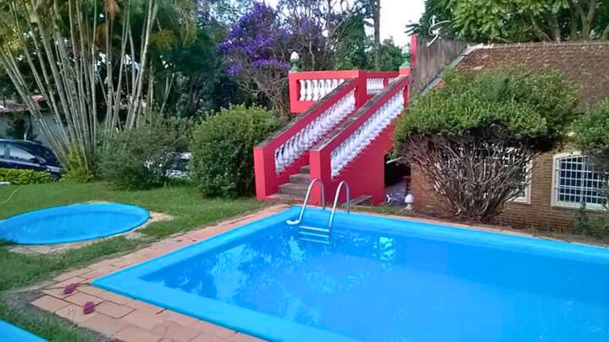 Foto de Imóvel com 2.055m² em Bragança Paulista, 3 quartos, piscina e área de lazer. Chácara cercada por natureza e ideal para descanso ou moradia.