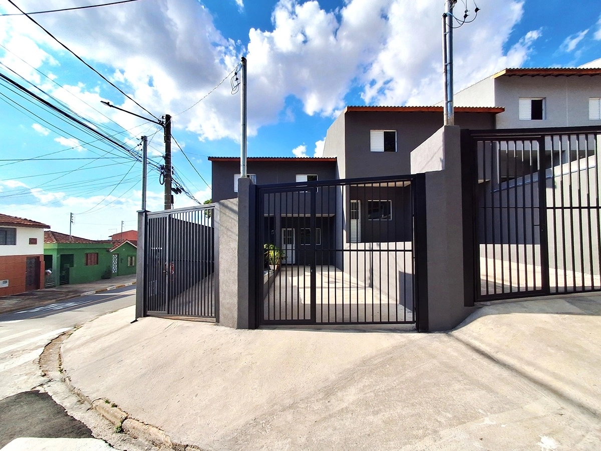 Foto de Sobrado à venda na Vila Aparecida em Bragança Paulista com 2 dormitórios, quintal, garagem e financiamento Minha Casa Minha Vida.