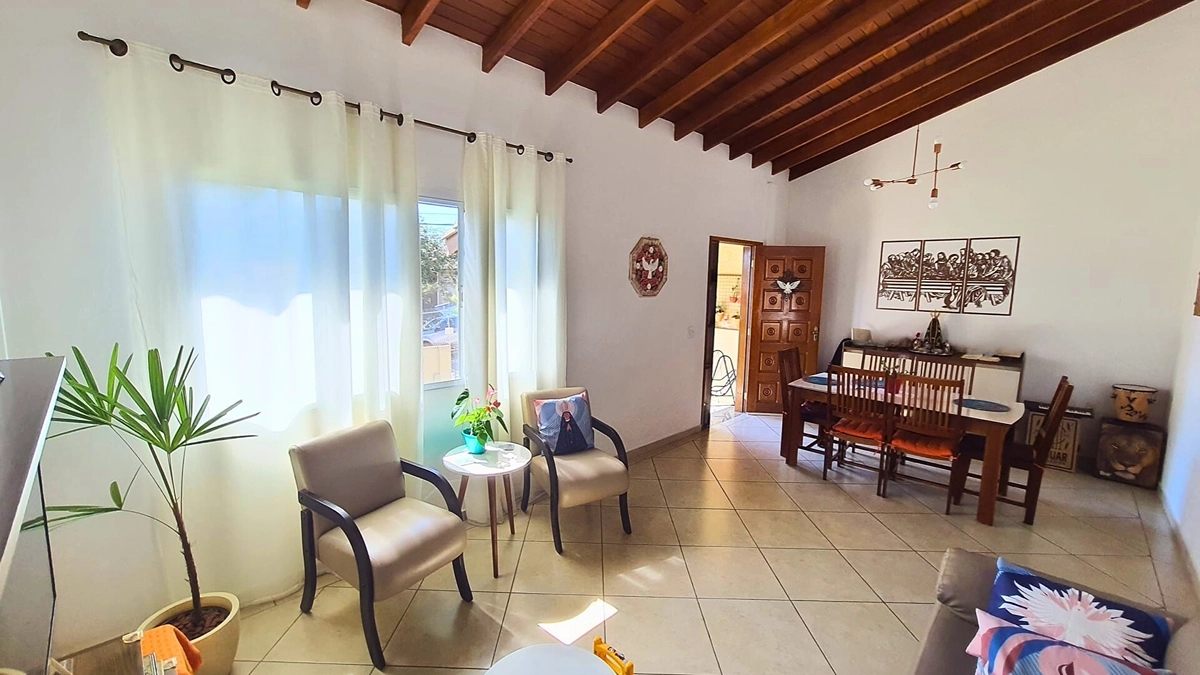Foto de Casa Espaçosa à Venda no Residencial das Ilhas – Bragança Paulista/SP | 4 Dormitórios, Suíte, Jardim e 6 Vagas