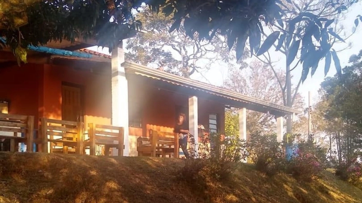 Foto de Chácara à venda em Água Comprida – Bragança Paulista/SP. 12.000m² com casa principal, casa de caseiro, bosque, campo de futebol e espaço para aves. Natureza e tranquilidade!