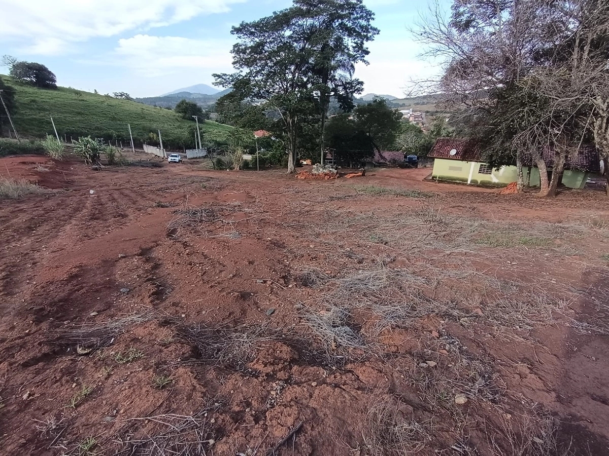 Foto de Chácara à venda em Água Comprida – Bragança Paulista/SP. 3.000m² com casa de 2 dormitórios, espaço para lazer, horta ou cultivo. Tranquilidade e natureza perto da cidade!