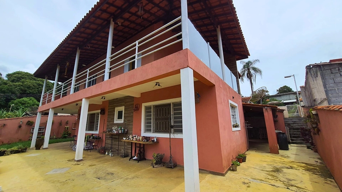 Foto de Chácara à venda no Menin – Bragança Paulista/SP. 5 dormitórios, piscina, área gourmet, pomar, canil e garagem para 8 carros. Conforto e lazer a 20 min do centro da cidade!