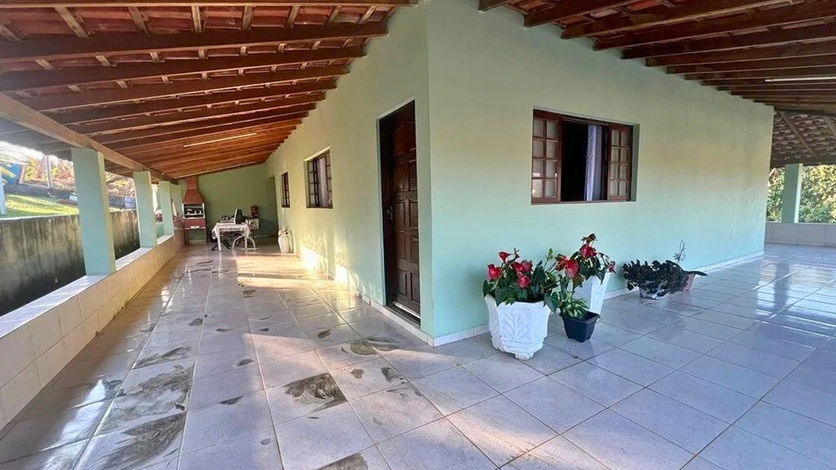 Foto de Chácara à venda no Menin – Bragança Paulista/SP. 3 dormitórios, varanda, cozinha caipira, pomar, 6 vagas e 1.180m² de terreno. Refúgio natural com escritura regularizada!
