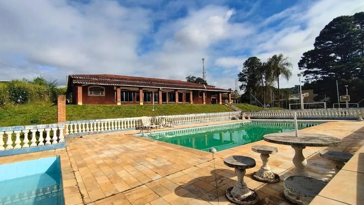 Foto de Chácara com 10 dormitórios, piscina, quadra e 4 casas independentes em Bragança Paulista SP. Ideal para pousada, eventos ou lazer familiar. Agende sua visita!