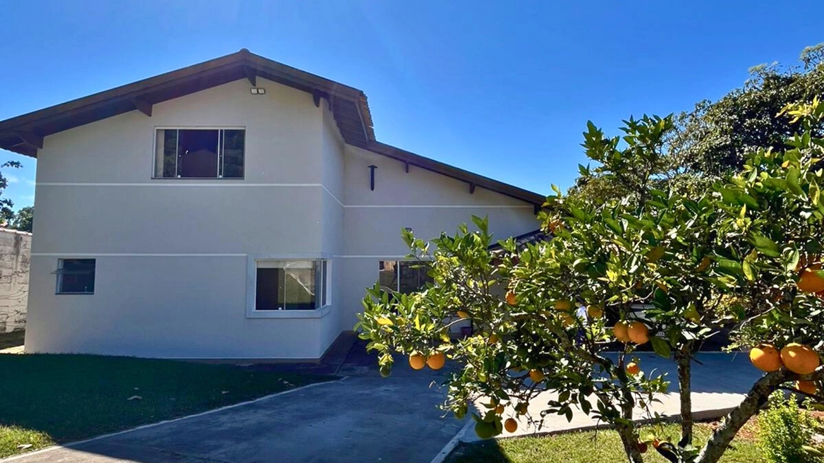 Foto de Chácara com 2 quartos, suíte, piscina, espaço gourmet e jardim em Bragança Paulista SP. Terreno amplo, 6 vagas e permuta por imóvel no centro. Agende sua visita!