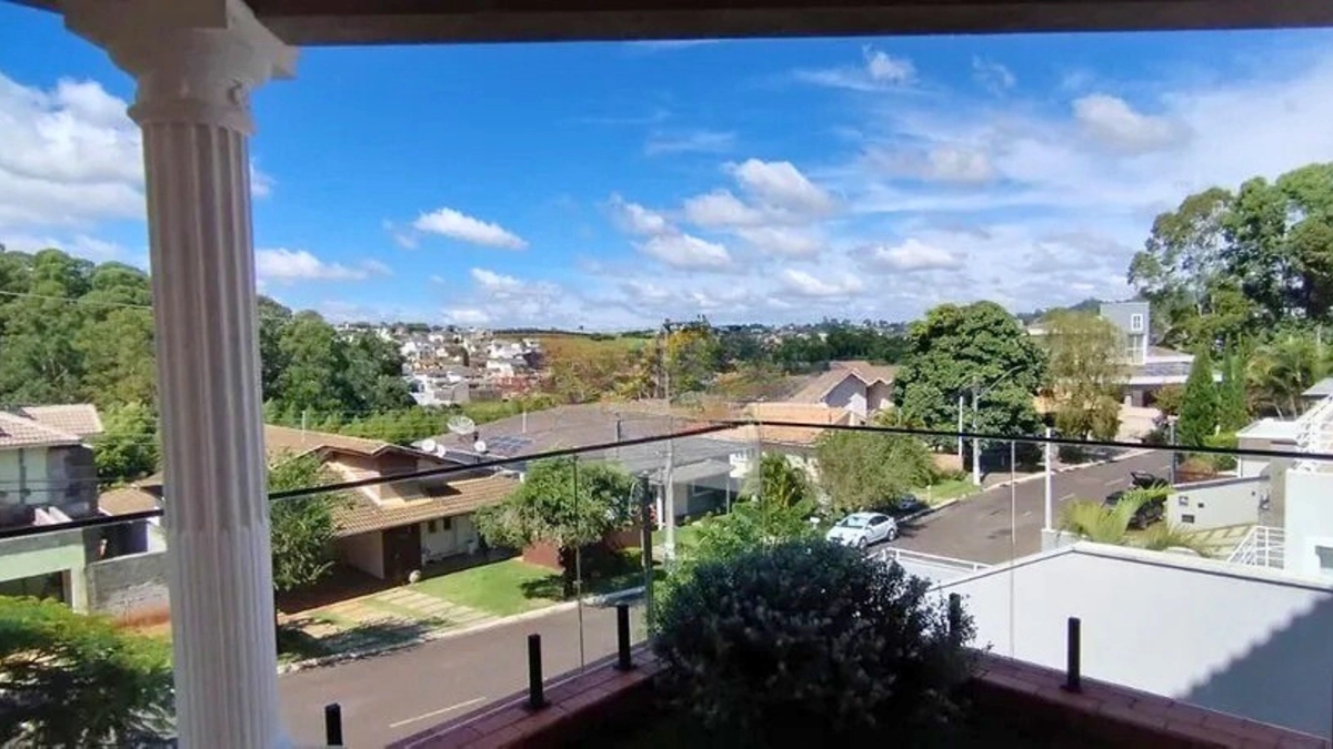 Foto de Casa em condomínio fechado em Bragança Paulista com segurança 24h, vista para o lago, área gourmet, piscina e fácil acesso ao centro da cidade.