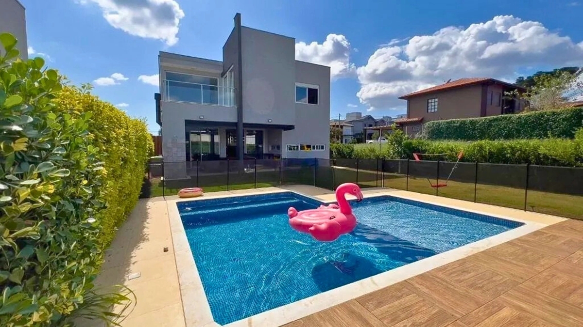 Foto de Imóvel de alto padrão em Bragança Paulista no Campos do Conde. Casa com 3 suítes, móveis planejados, piscina, ar condicionado e segurança 24 horas.
