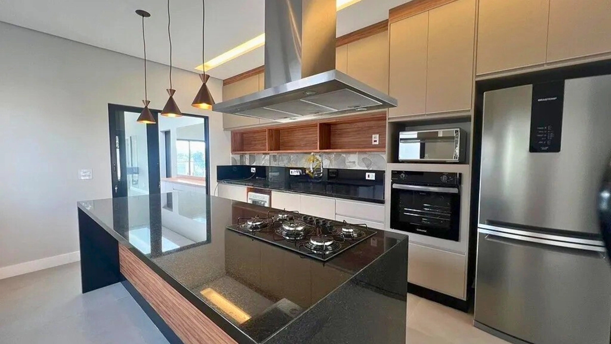 Foto de Casa à venda no Parque Imperador em Bragança Paulista. 3 suítes, piscina, sauna, área gourmet, vista para o Lago do Taboão e localização privilegiada.