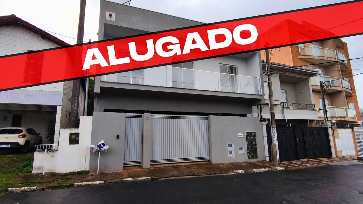Foto de Casa para locação no Centro de Bragança Paulista, com 2 quartos (1 suíte), sala ampla, sacada, 2 vagas e 120m². Valor de R$ 3.000/mês com condomínio incluso.