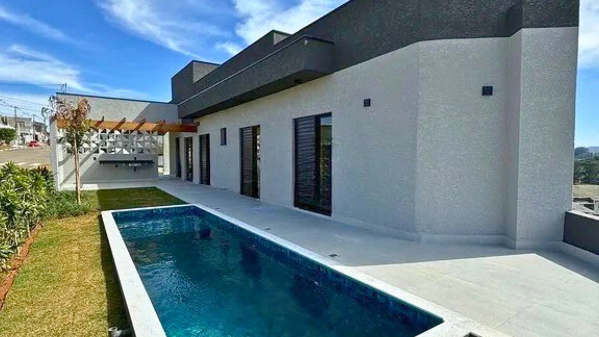 Foto de Casa à venda no Portal da Serra em Bragança Paulista. 6 dormitórios, 3 suítes, piscina, área gourmet, vista para montanhas e segurança em condomínio fechado.