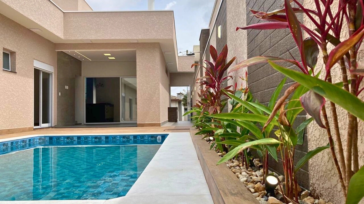 Foto de Casa nova à venda no Sunset Village em Bragança Paulista. 3 suítes, piscina aquecida, área gourmet, cozinha planejada e localização privilegiada próxima ao shopping.