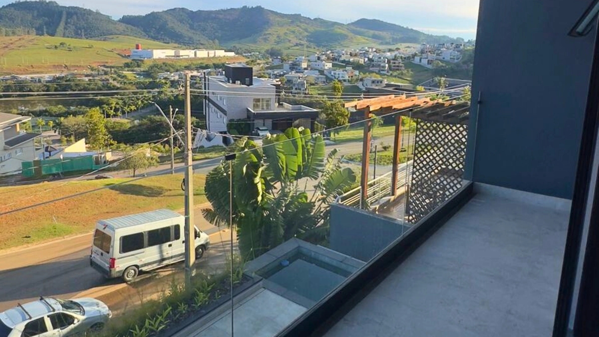 Foto de Casa nova à venda no Vale das Águas em Bragança Paulista. 3 suítes, área gourmet, piscina, acabamento moderno e localização privilegiada em condomínio fechado.