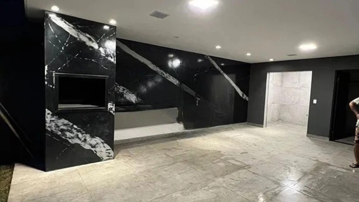 Foto de Imóvel moderno com 3 quartos, suíte, sala em conceito aberto, cozinha integrada, churrasqueira e garagem coberta. Localização tranquila e arborizada em Bragança Paulista.